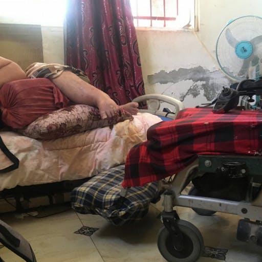 Le champion de boxe syrien est cloué au lit à cause d'une blessure et attend votre soutien